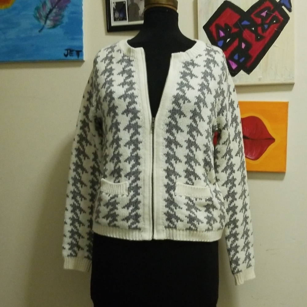 Old navy cream and grey houndstooth cardigan